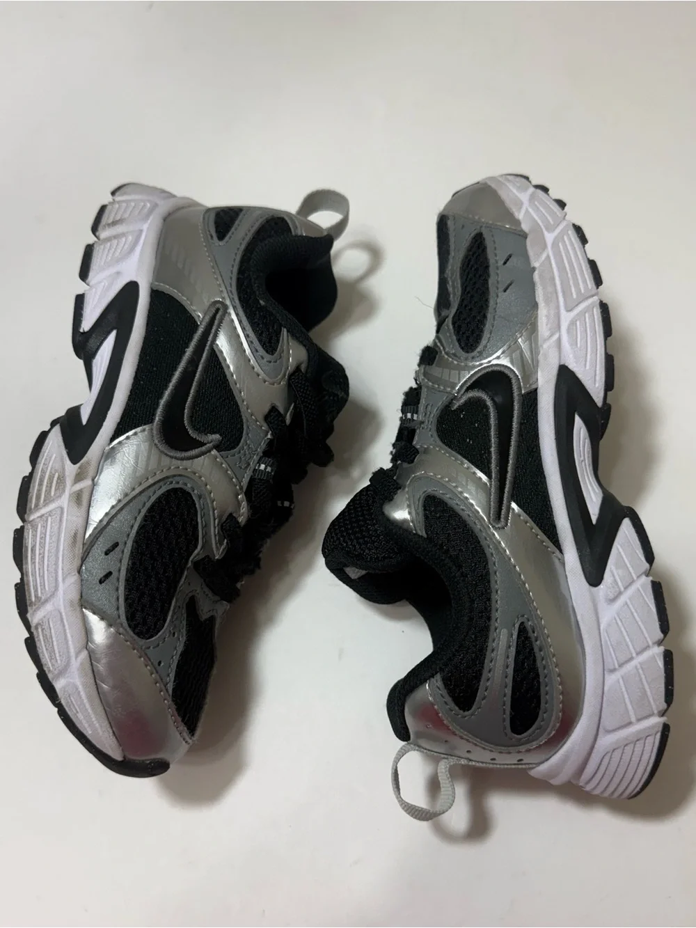 Nike V5 RNR Sneakers - Black/ Silver- Boys Size 1